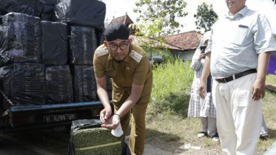 Bupati Achmad Fauzi, Berangkatkan Ekspor 300 Ton Daun Kelor ke Negara Cina