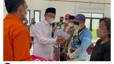 Anggota DPR RI Komisi VIII KH Maman Imanulhaq Pantau Pembagian BLT di Kantor Pos Pamanukan
