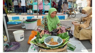 Para Pemburu Kuliner, Ramai Datangi Pasar Minggu Dr. Soetomo Sumenep