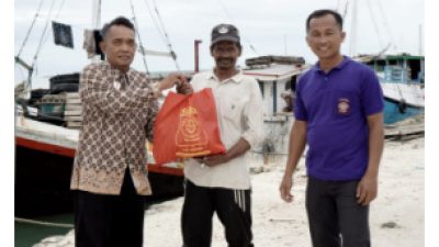 Bismillah Melayani, Dinsos P3A Sumenep Beri Bantuan Sembako Pada Nahkoda Kapal Di Pelabuhan Kalianget