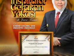 Gubernur Khofifah Raih Penghargaan Inspirator Gerakan Vokasi Jawa Timur