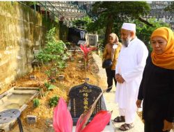 Ziarah ke Makam PMI Asal Jatim Korban Covid-19 di Hong Kong, Gubernur Khofifah Bangunkan Batu Nisan