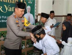 Polres Tulungagung Berikan Bantuan Kemanusian Berupa 100 Sak Semen dan Santunan Anak Yatim di Masjid Baiturrohim Desa Sodo