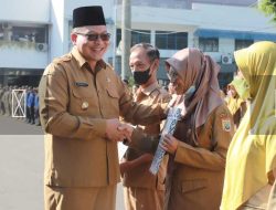 WAKIL BUPATI MALANG IKUTI APEL PAGI SEKALIGUS SERAHKAN 5 SK PENSIUN