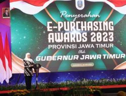 Gubernur Khofifah Serahkan E-Purchasing Awards 2023