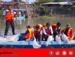 Patroli Air Terpadu Jatim Sebar 40 Ribu Bibit Ikan di Kali Surabaya