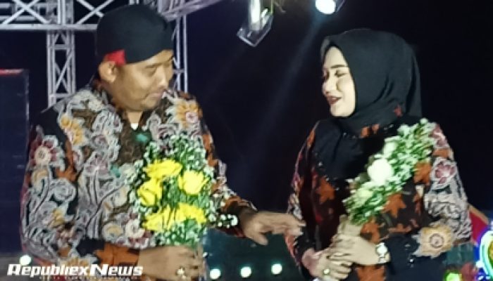 Bupati Achmad Fauzi Bersama Nia Kurnia Tampil Menawan Di Catwalk Sumenep Batik Festival Madura Culture 2023