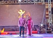 Dirut BPRS Bhakti Sumekar Bersama Istri Tampil Elegan Di Catwalk Sumenep Batik Festival Madura Culture 2023
