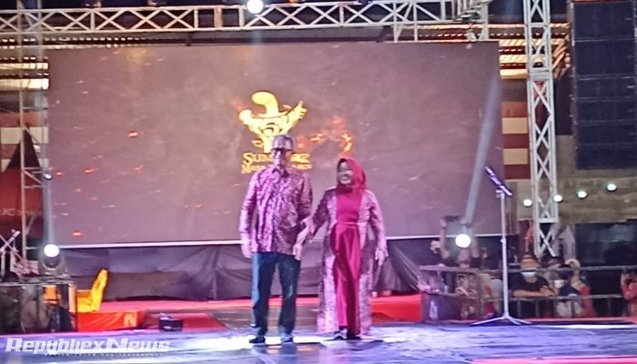 Dirut BPRS Bhakti Sumekar Bersama Istri Tampil Elegan Di Catwalk Sumenep Batik Festival Madura Culture 2023