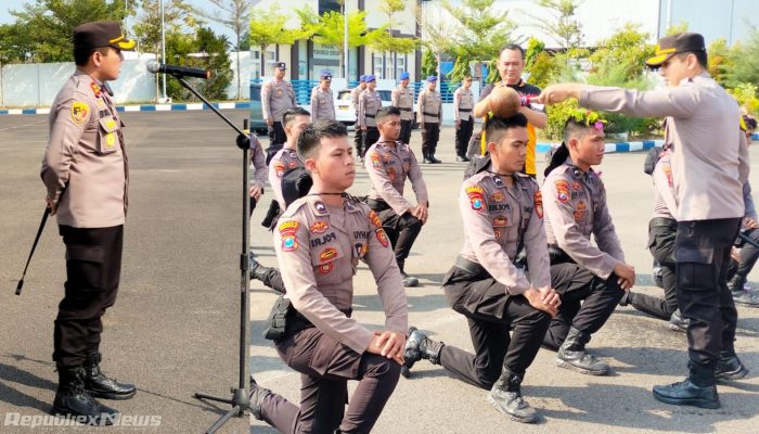 Kapolres Sumenep, Pimpin Upacara Tradisi Bintara Angkatan 50, 51 & 52 Di Lapangan Polres Sumenep