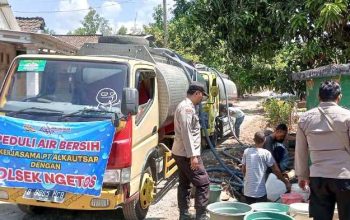 Polsek Ngetos Bersama BPBD Kabupaten Nganjuk dan Pemdes Salurkan Air Bersih untuk 120 KK Warga Dusun Jatirejo