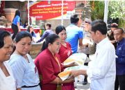 Presiden Jokowi Serahkan Bantuan Pangan bagi Masyarakat di Gianyar