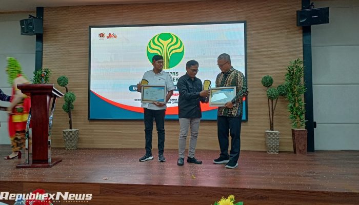 Bupati Fauzi Wongsojudo dan Dirut BPRS Bhakti Sumekar Terima Penghargaan PWI Sumenep di Resepsi HPN 2024