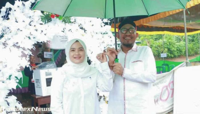Bupati Fauzi Wongsojudo Bersama Istrinya Nia Kurnia Nyoblos Bersama di TPS 001 Desa Torbeng Sumenep