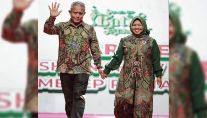 Pasangan Inspiratif: Hairil Fajar dan Istri Memukau dalam Balutan Batik