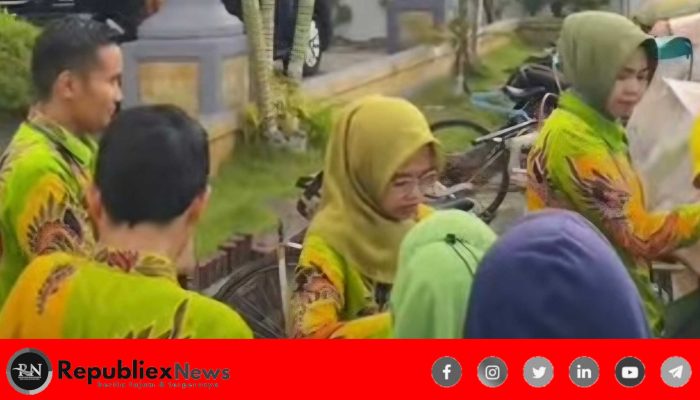 Hangatkan Ramadan, BPRS Bhakti Sumekar Bagikan Takjil ke Tukang Becak di Sumenep