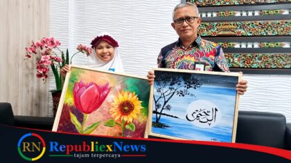 Hairil Fajar bersama Syifa, siswi pelukis asal Sumenep, usai apresiasi karya lukisnya.