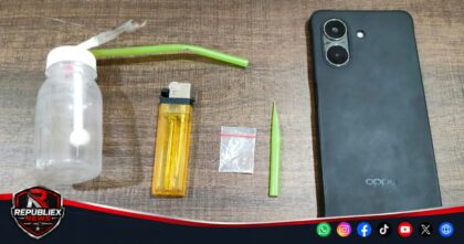 Barang bukti dugaan kasus narkotika berupa alat hisap, korek api, plastik klip dan telepon seluler yang diamankan polisi di Manding Sumenep